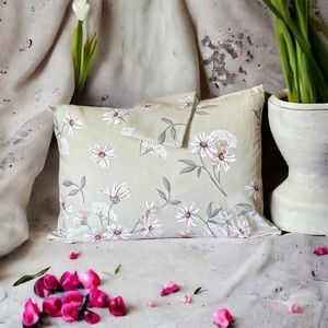 2 pillowcases.  Zippered and high quality. 100% cotton